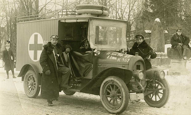 Motorisierter Krankenwagen und Heeressanitäter im Ersten Weltkrieg in Darkehmen / Ostpreußen (DRK)